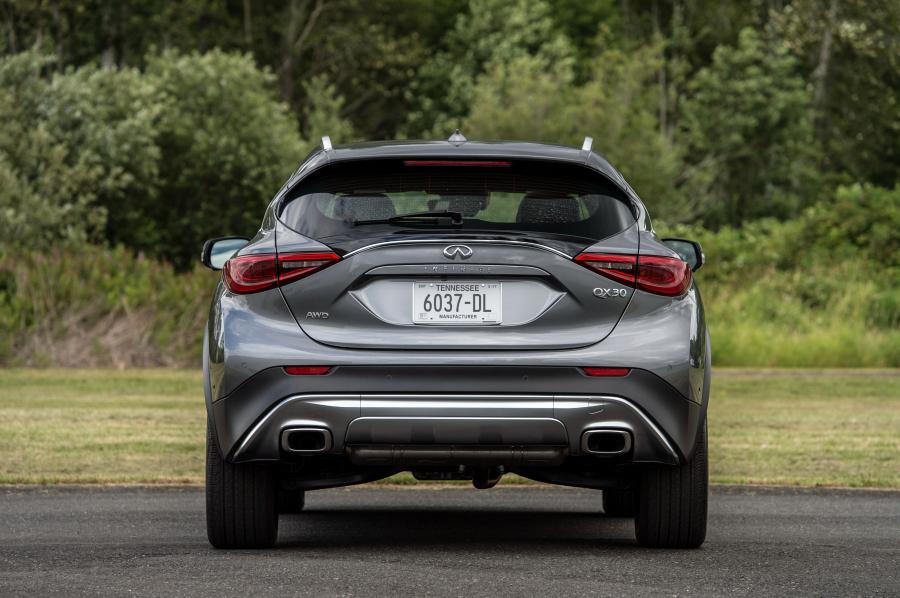  Infiniti QX30 2.0t AWD 2016 года  (US) (фото 6 из 14)